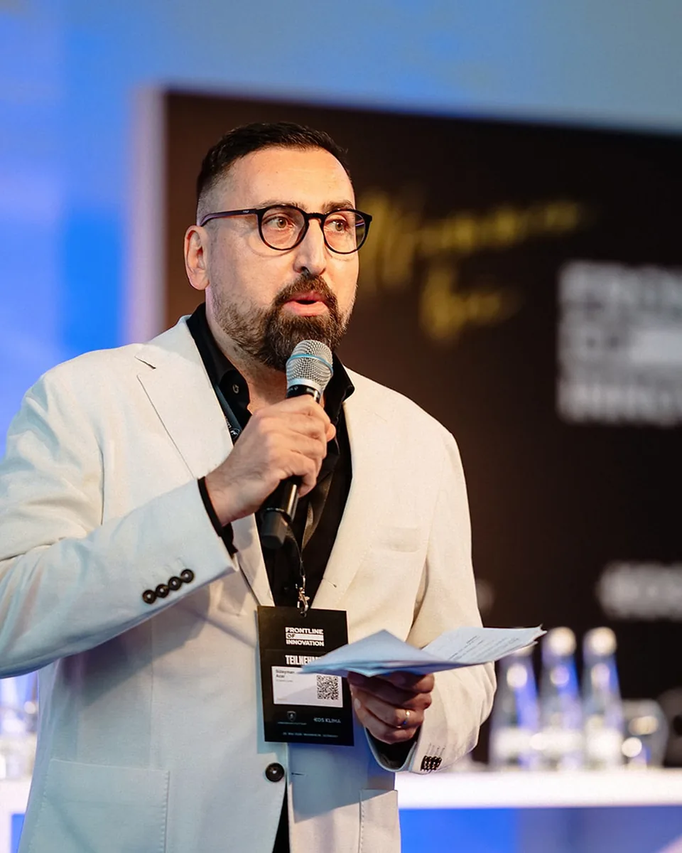 Süleyman Acar auf der Bühne, Mai 2026